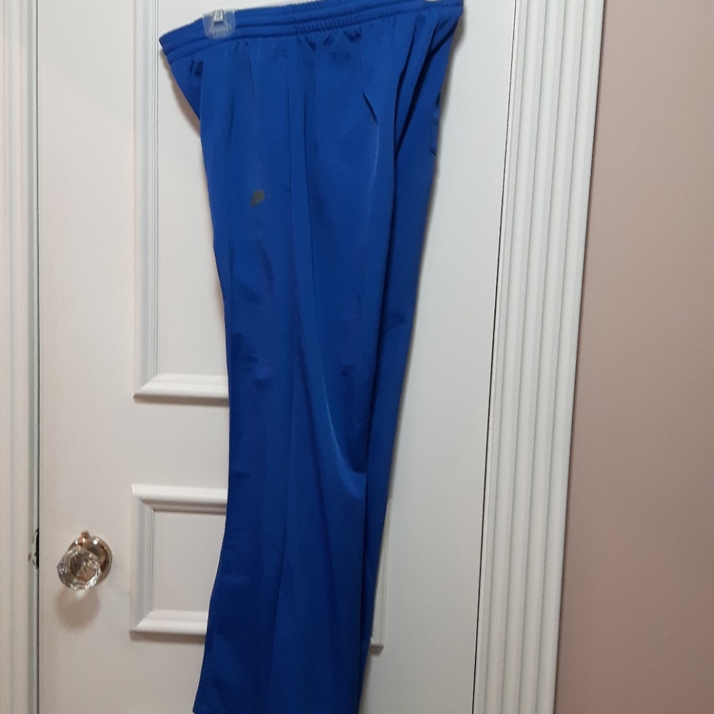 🛍️ Nike track pants
